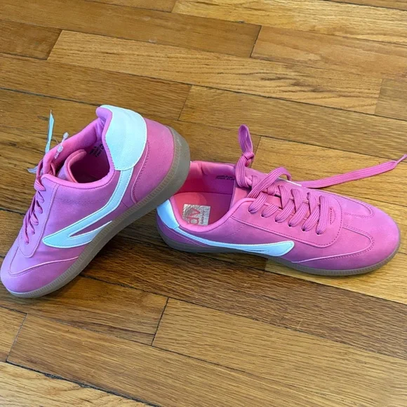 DV by Dolce Vita Quantum Fuchsia and White Sneakers - sz 8.5. NWOB - Picture 2 of 4